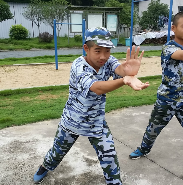 曾经打架逃学上网样样行，如今人人夸赞好少年